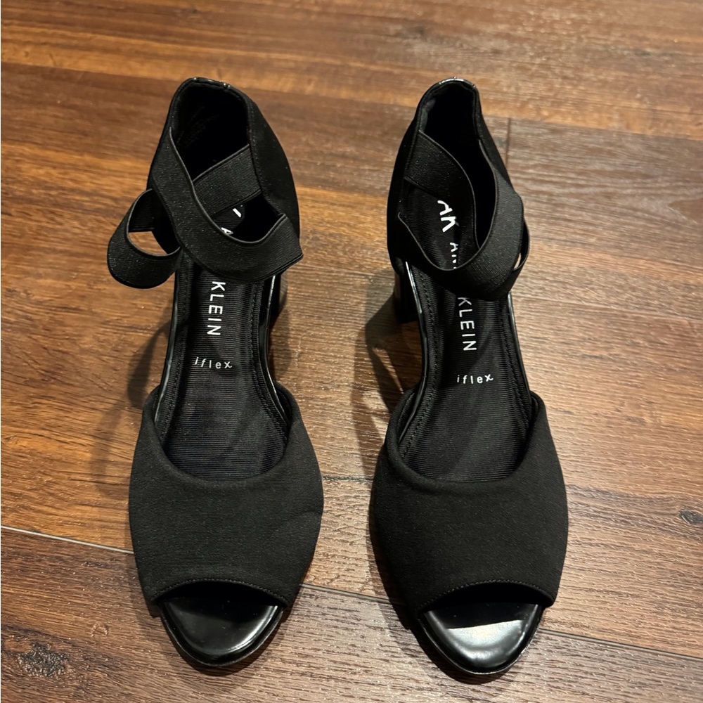 Ann Klein NWOT Iflex block heel Shoes with elastic straps & cushioned soles.